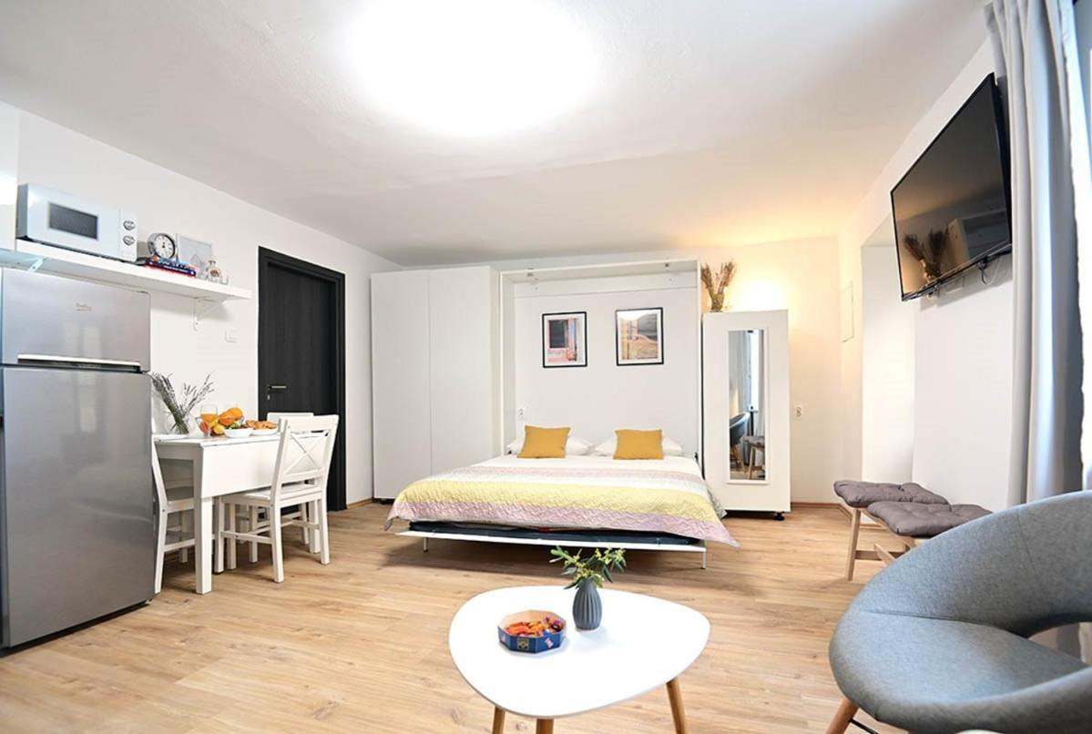 Apartment D & Studio L Dobrinj Buitenkant foto