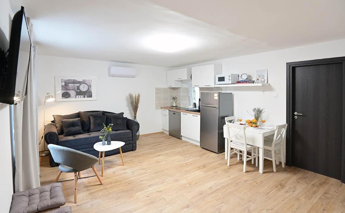 Apartment D & Studio L Dobrinj Buitenkant foto