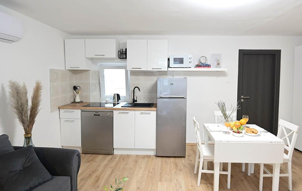 Apartment D & Studio L Dobrinj Buitenkant foto