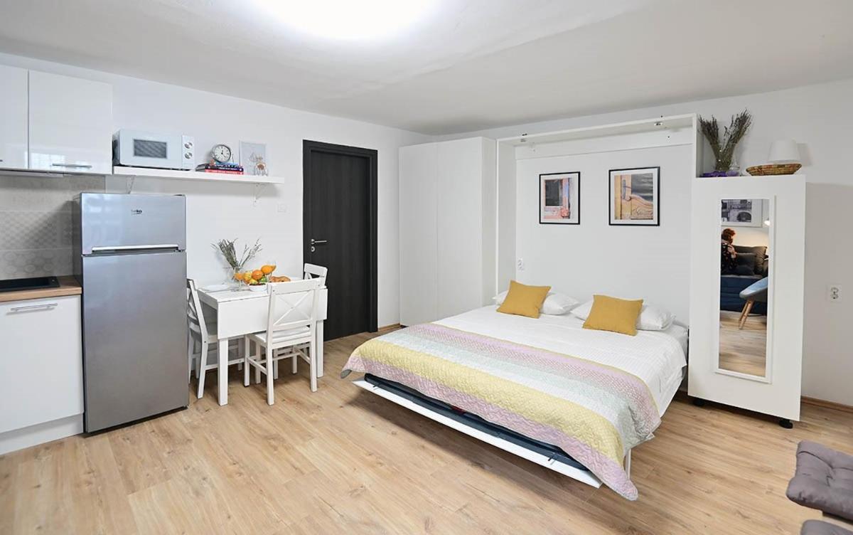 Apartment D & Studio L Dobrinj Buitenkant foto