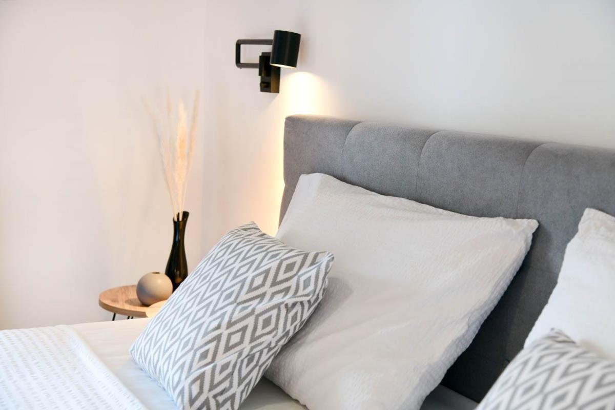 Apartment D & Studio L Dobrinj Buitenkant foto
