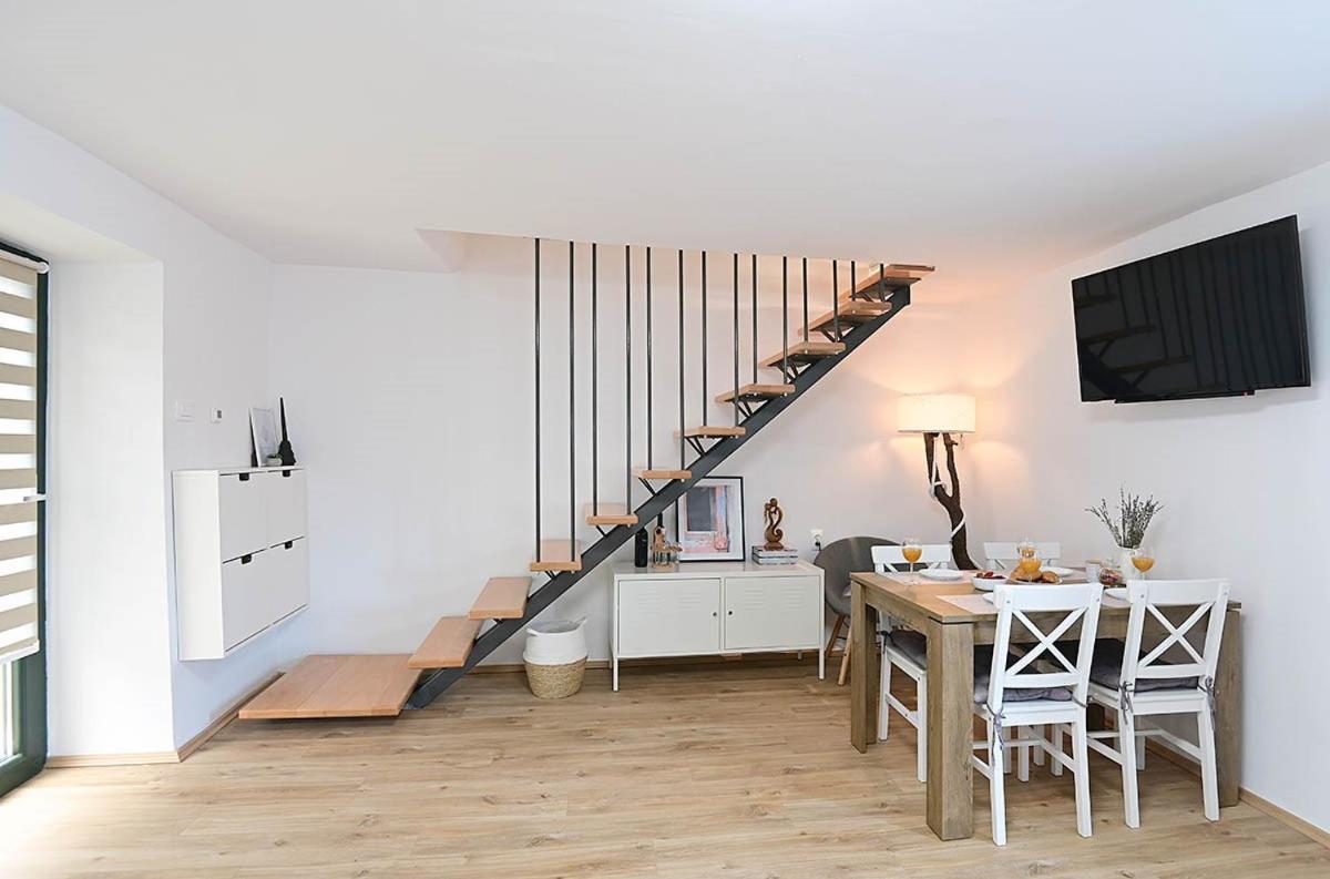 Apartment D & Studio L Dobrinj Buitenkant foto