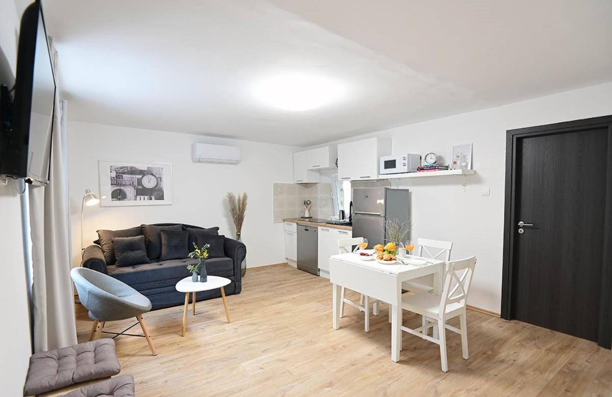 Apartment D & Studio L Dobrinj Buitenkant foto