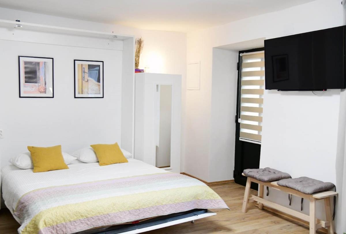 Apartment D & Studio L Dobrinj Buitenkant foto