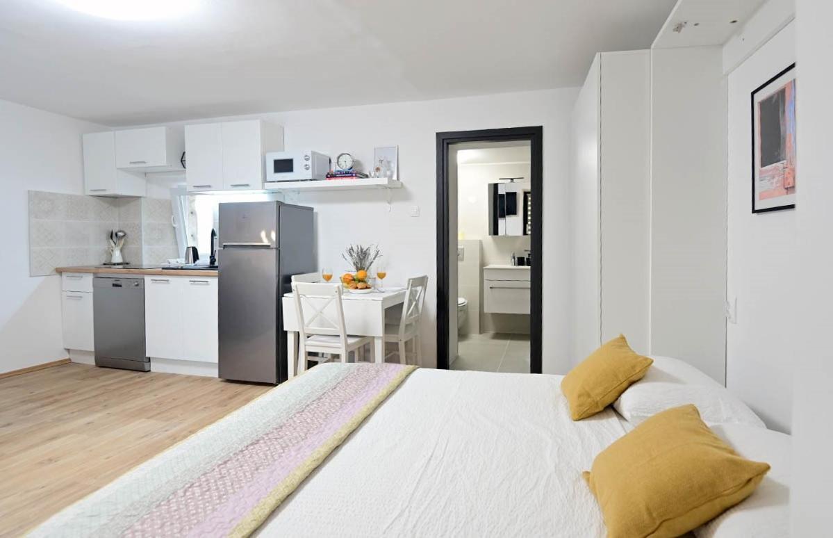 Apartment D & Studio L Dobrinj Buitenkant foto