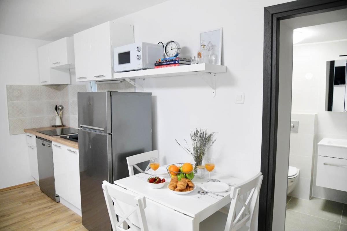 Apartment D & Studio L Dobrinj Buitenkant foto