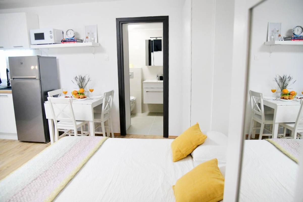 Apartment D & Studio L Dobrinj Buitenkant foto