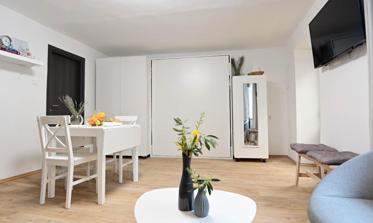 Apartment D & Studio L Dobrinj Buitenkant foto