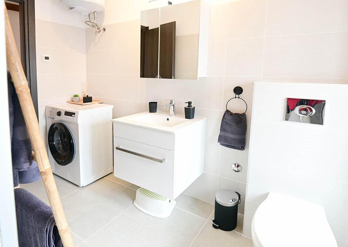 Apartment D & Studio L Dobrinj Buitenkant foto