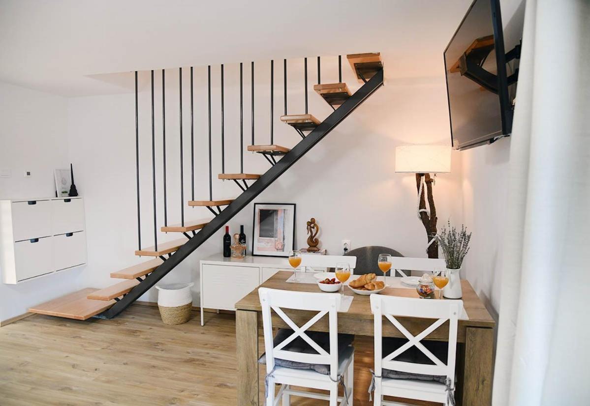 Apartment D & Studio L Dobrinj Buitenkant foto